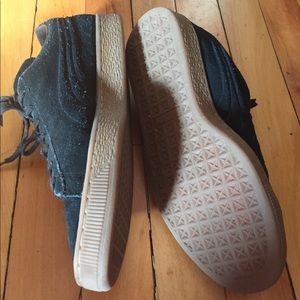 Suede Puma sneakers EUC